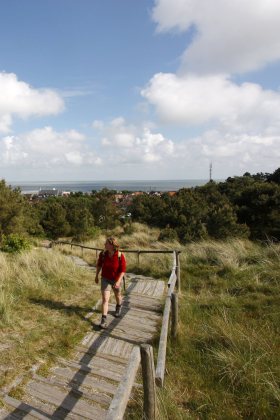 Waddenpad, vrouw loopt op de trap met mooi uitzicht