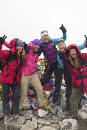 Lindsey van Loon in Nepal, groep mensen, bergbeklimmen, wandelen, hiken