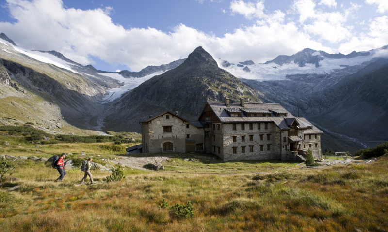 Wanderer bei der Berliner Hütte, Zillertaler Alpen, Tirol, Österreich.