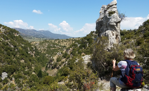 wandelen in Peloponnesos, uitzicht, bergen, vrouw
