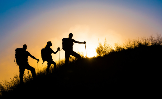 Wandelen, drie wandelaars, berg, zonsondergang