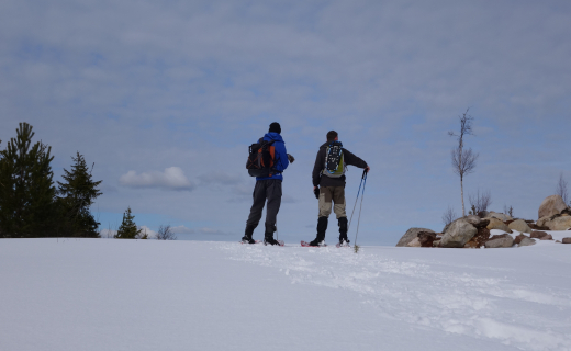 Wintersport in Östersund, Jämtland, Zweden, twee mannen in de sneeuw