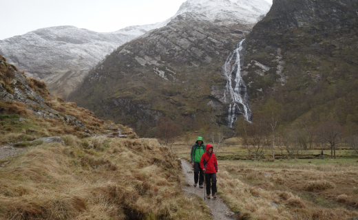 Ierland, mooie foto van de bergen met mensen die ernaast wandelen