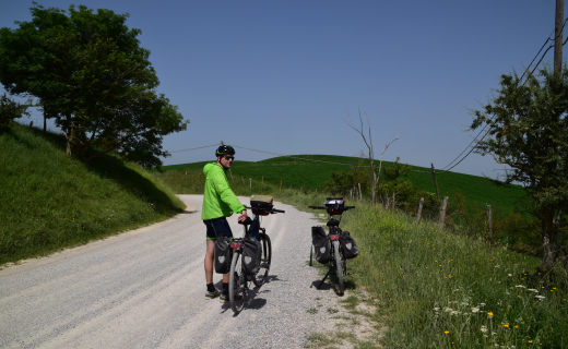 Italië, man fietst in Le Marche