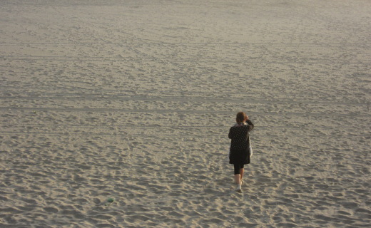 Hollands Kustpad, vrouw loopt op het strand