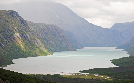 Noorwegen, bergen aan het meer