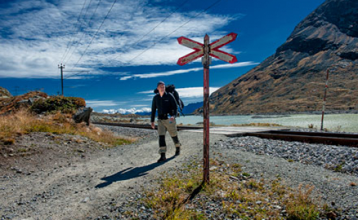 Wandelaar naast bord in Zwitserland