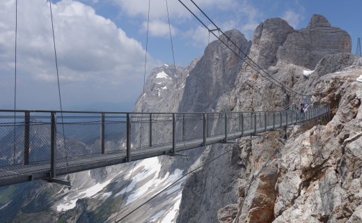 Oostenrijk, mensen lopen over brug in Dachstein