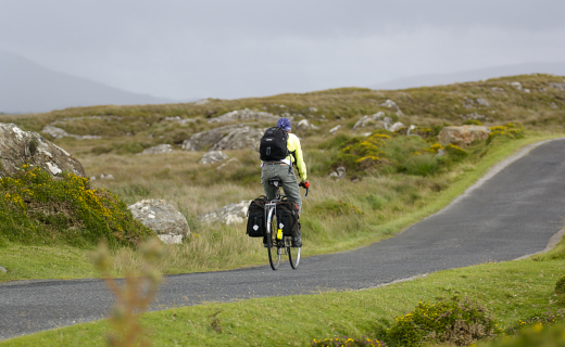 Ierland, man fietst op de weg