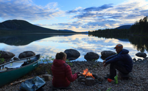 Zweden, mensen naast het vuurtje