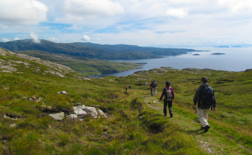 Ierland, mensen wandelen naast de kust