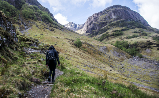 Schotland, vrouw wandelt door de bergen