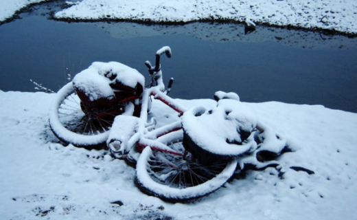 Fiets in sneeuw in Siberië