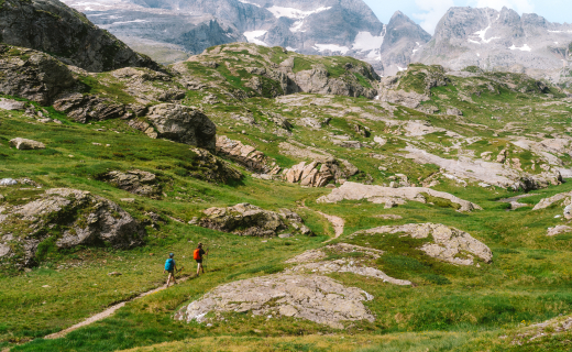 Twee mensen die door de bergen lopen