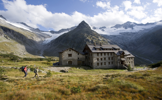 Wanderer bei der Berliner Hütte, Zillertaler Alpen, Tirol, Österreich.