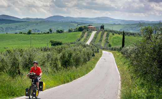 Fietsen door de Crete Senesi bij Asciano in Toscane.