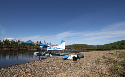 Een watervliegtuig dropt ons op de rivier Nowitna.