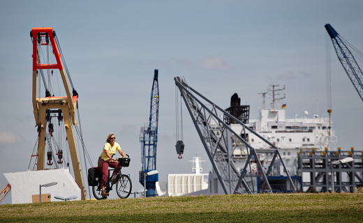 Dwars door het havengebied van Bremerhaven.