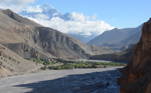De Kali Gandaki rivier met op de achtergrond de Nilgiri.
