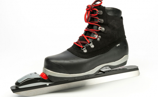 Stijve en hoge schoenen (getoond: de Lundhags ­Guide BC) voor extra ­stabiliteit, met een langlaufbinding, waarop je ook een eind kunt lopen als dat nodig is. Ook veel gebruikt zijn langlauf skateschoenen van o.a. Salomon, die je al regelmatig op de Ned