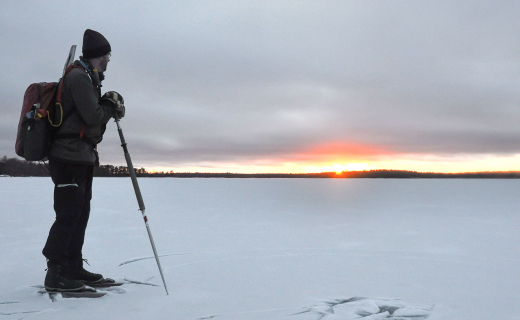 Ook in het noorden: nooit alleen zomaar ergens het ijs op. Veiligheidsattributen mee en een gids verkent de route én de ijsdikte. 