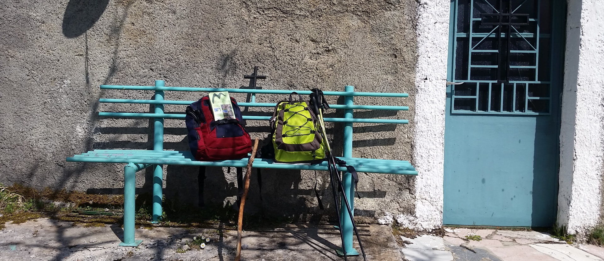 Wandelen in Peloponnesos, rugzakken op bankje