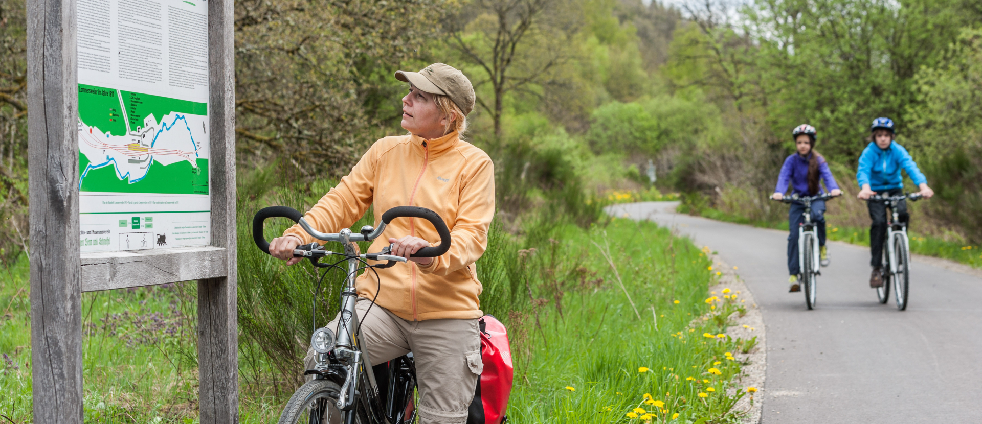 Vennbahnweg, Erik van de Perre, fietsers, helm, kaartlezen, bord met kaart