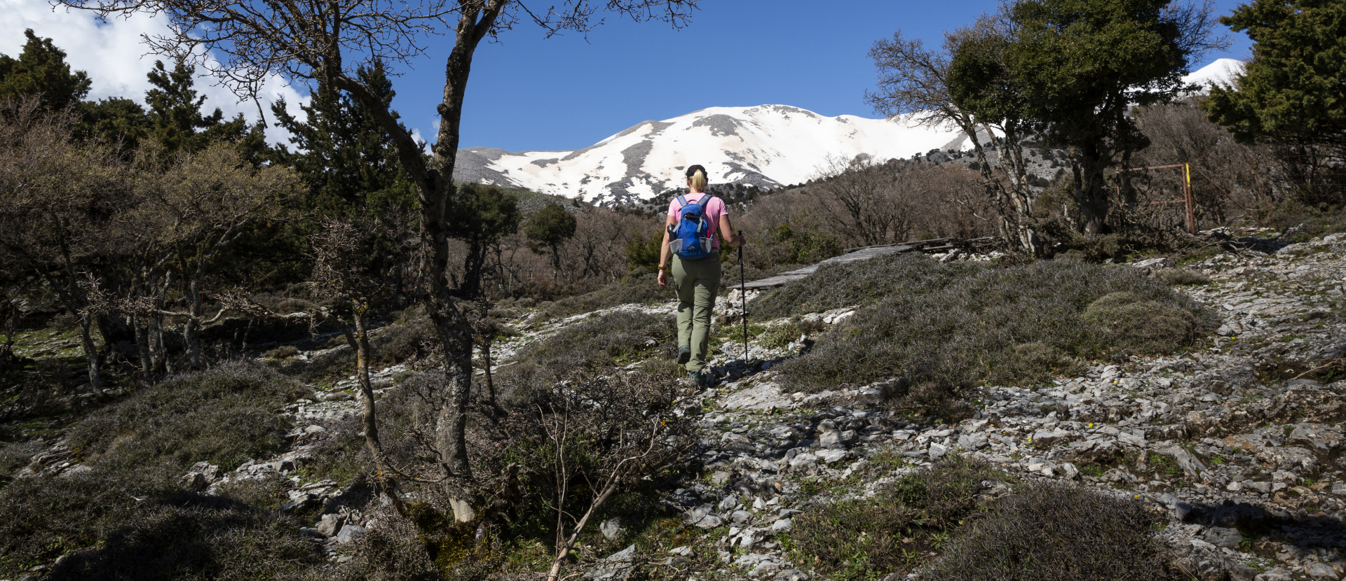 Wandelen in Kreta, vrouw, sneeuw, bergtoppen