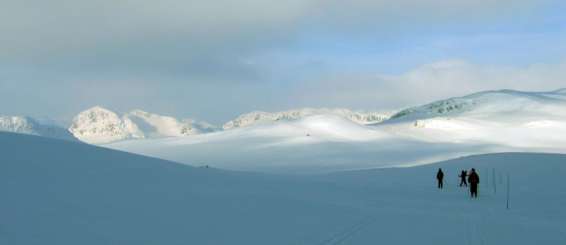 Noorwegen, mensen lopen door de sneeuw in Setesdal