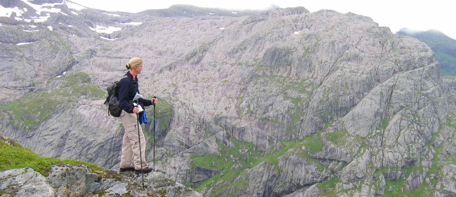 Noorwegen, vrouw staat op rots