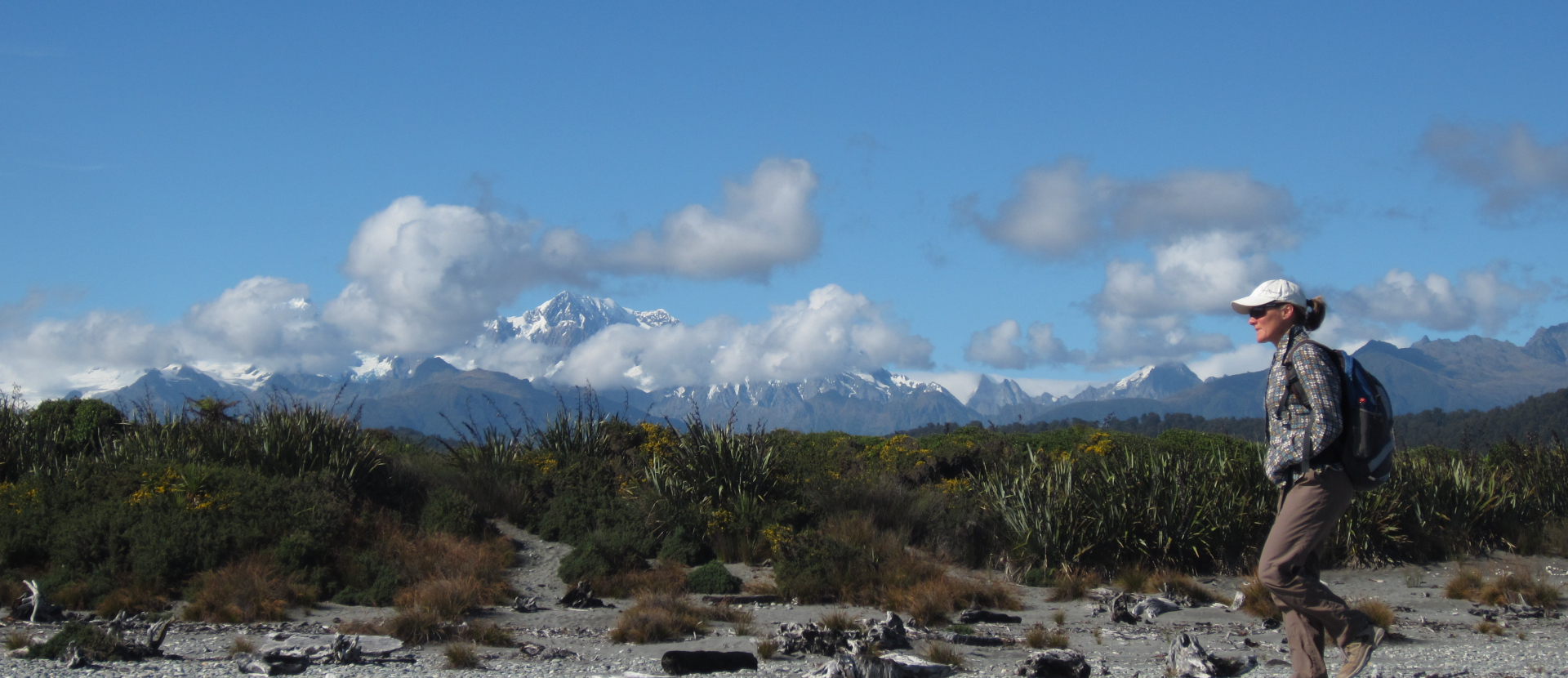Nieuw-Zeeland, man loopt op stenen