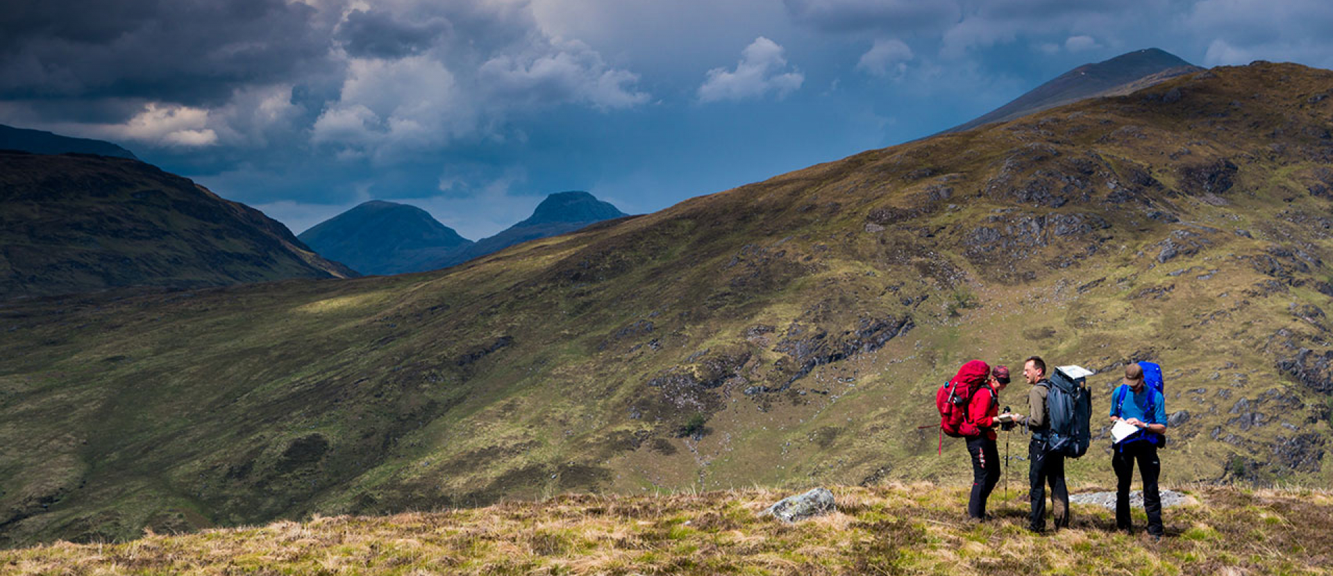 Schotland, mensen staan op de berg Grey Corries en Mamores