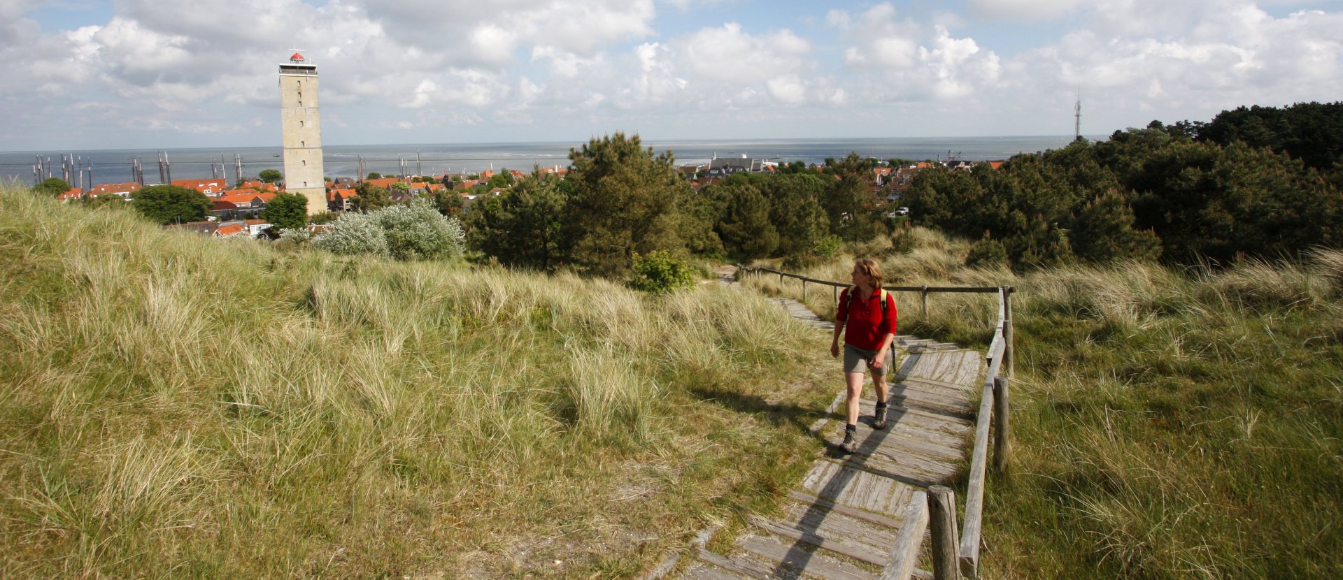 Waddenpad, vrouw loopt op de trap met mooi uitzicht