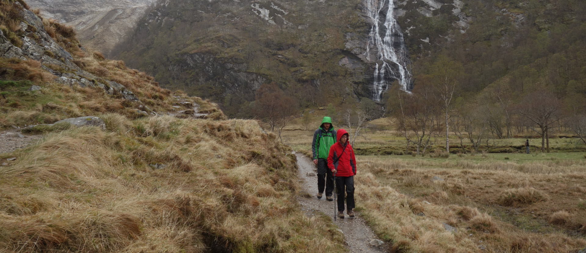 Ierland, mooie foto van de bergen met mensen die ernaast wandelen