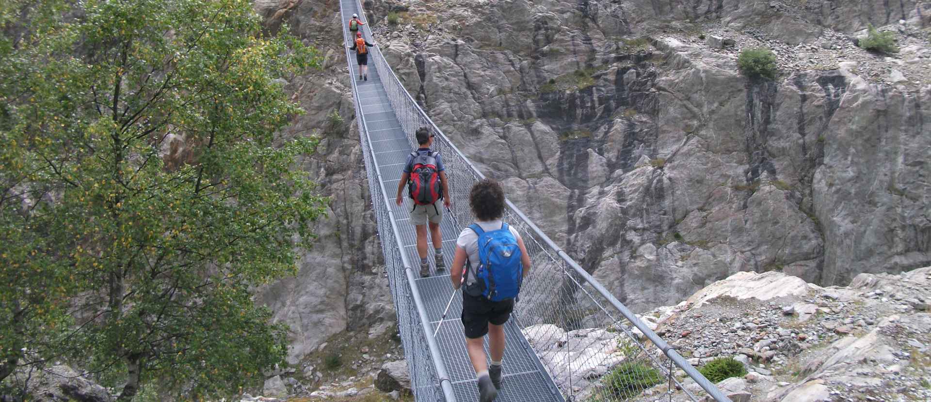 Wandelaars op brug in Wallis, Edwin Tofield