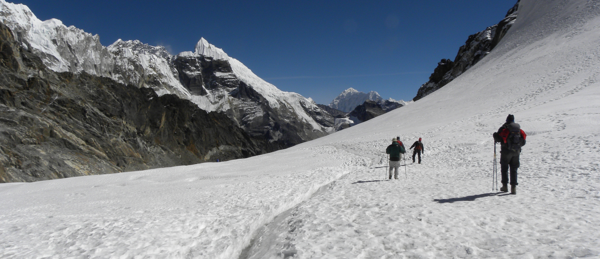 Nepal, mensen lopen in de sneeuw
