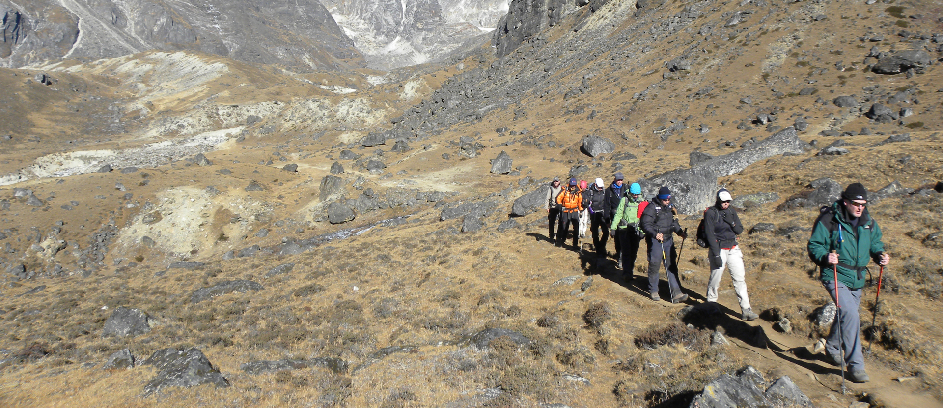 Nepal, mensen lopen in de bergen