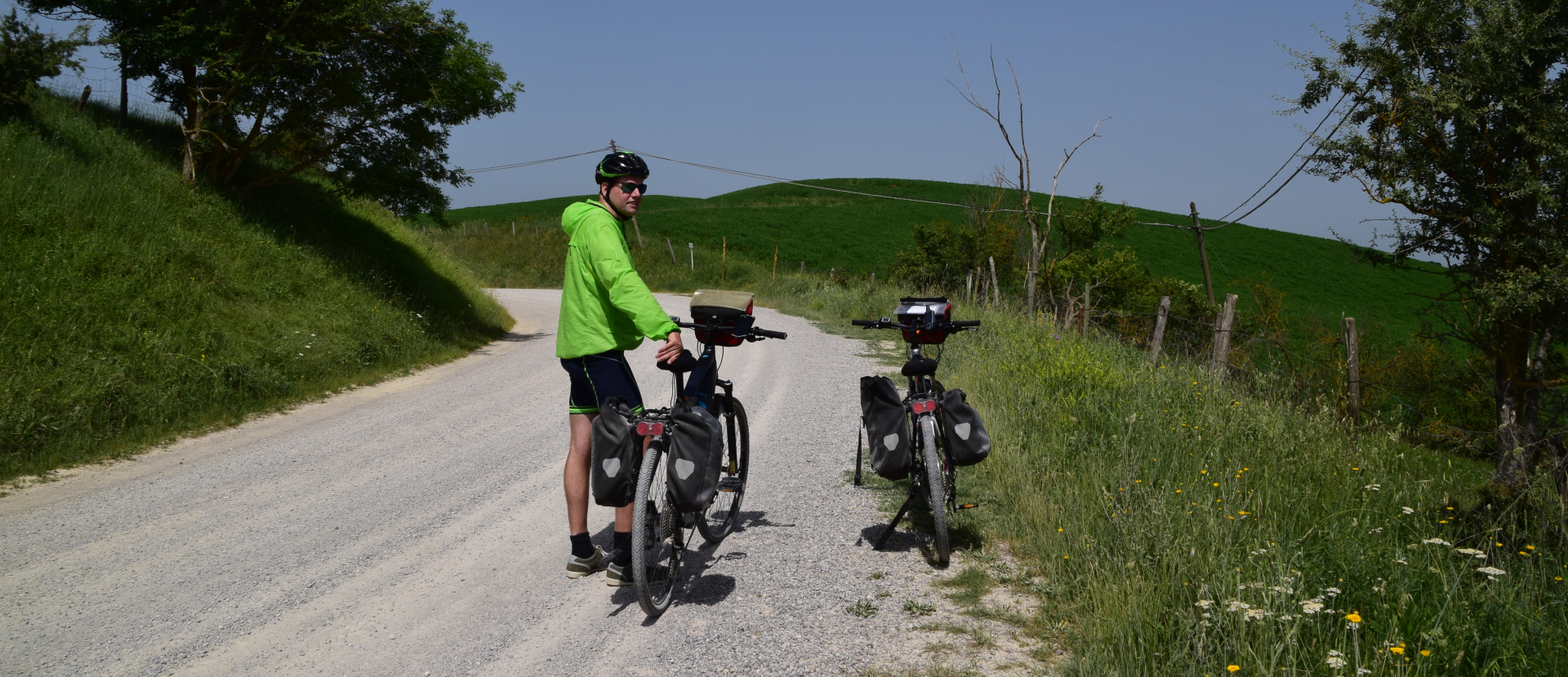 Italië, man fietst in Le Marche