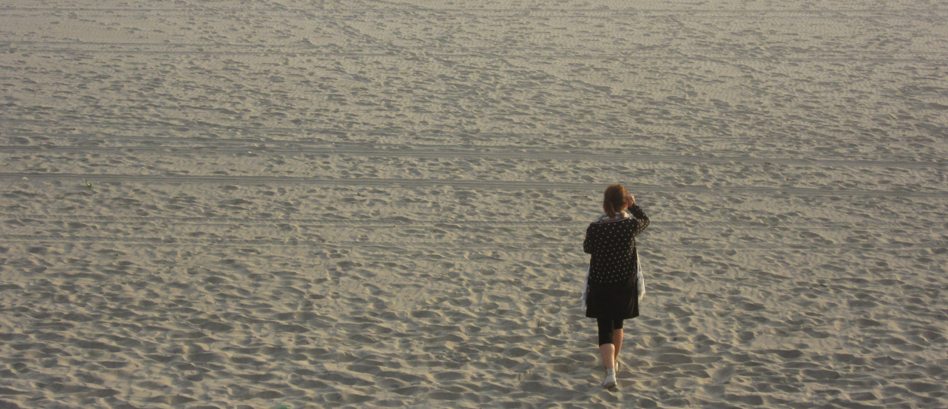 Hollands Kustpad, vrouw loopt op het strand