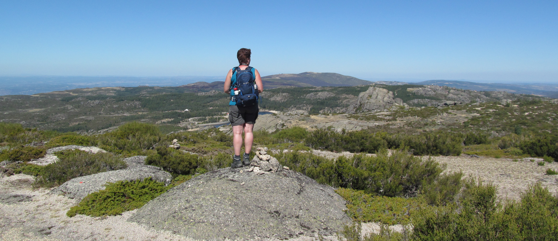 Portugal, vrouw wandelt in de natuur
