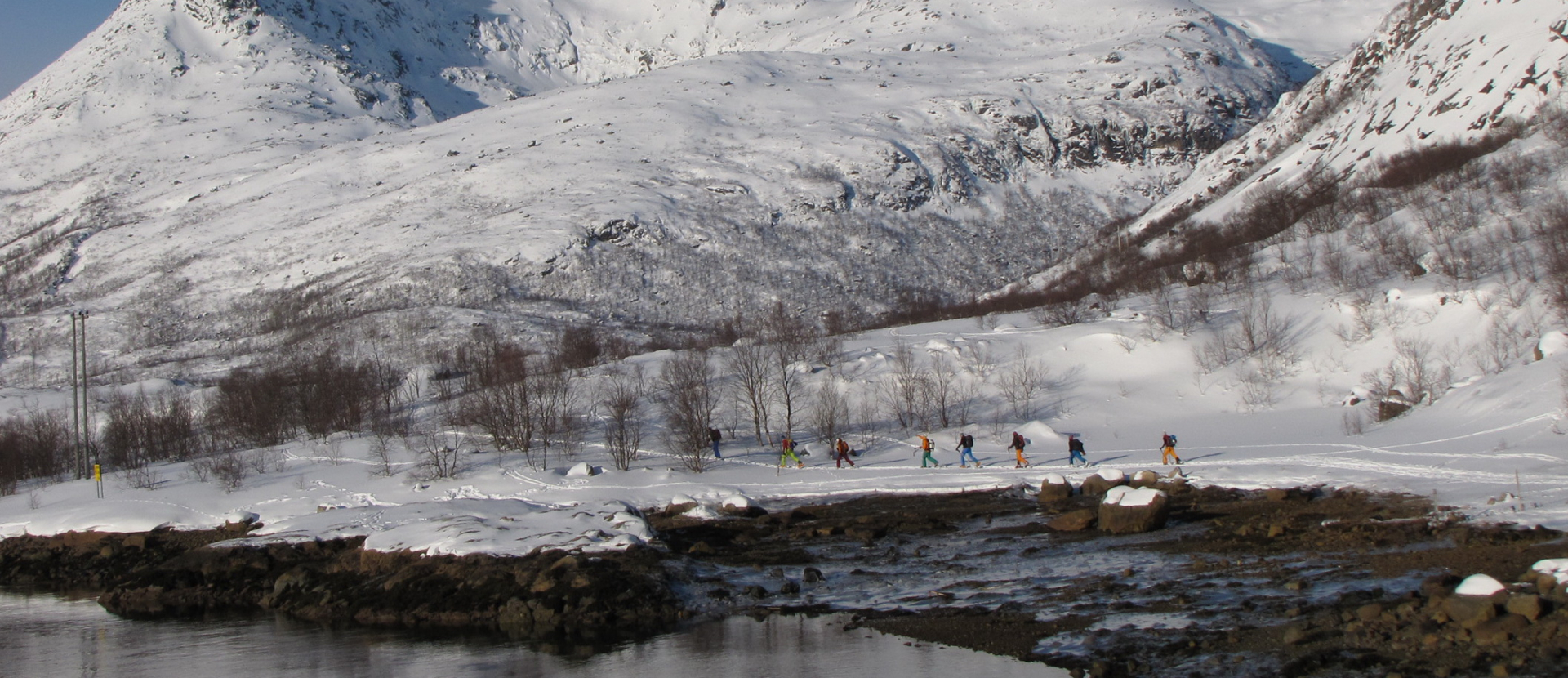 Noorwegen, mensen lopen door de sneeuw