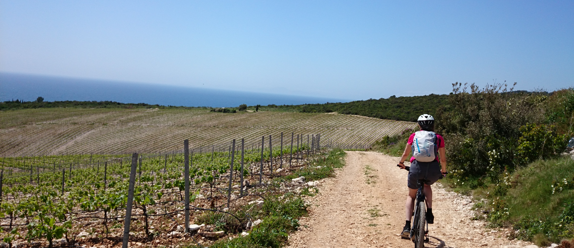 Kroatië, vrouw fietst met uitzicht