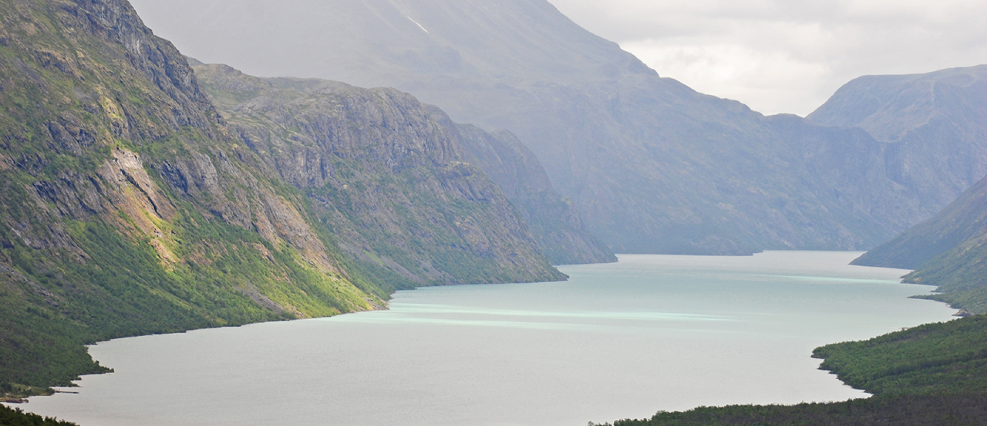 Noorwegen, bergen aan het meer