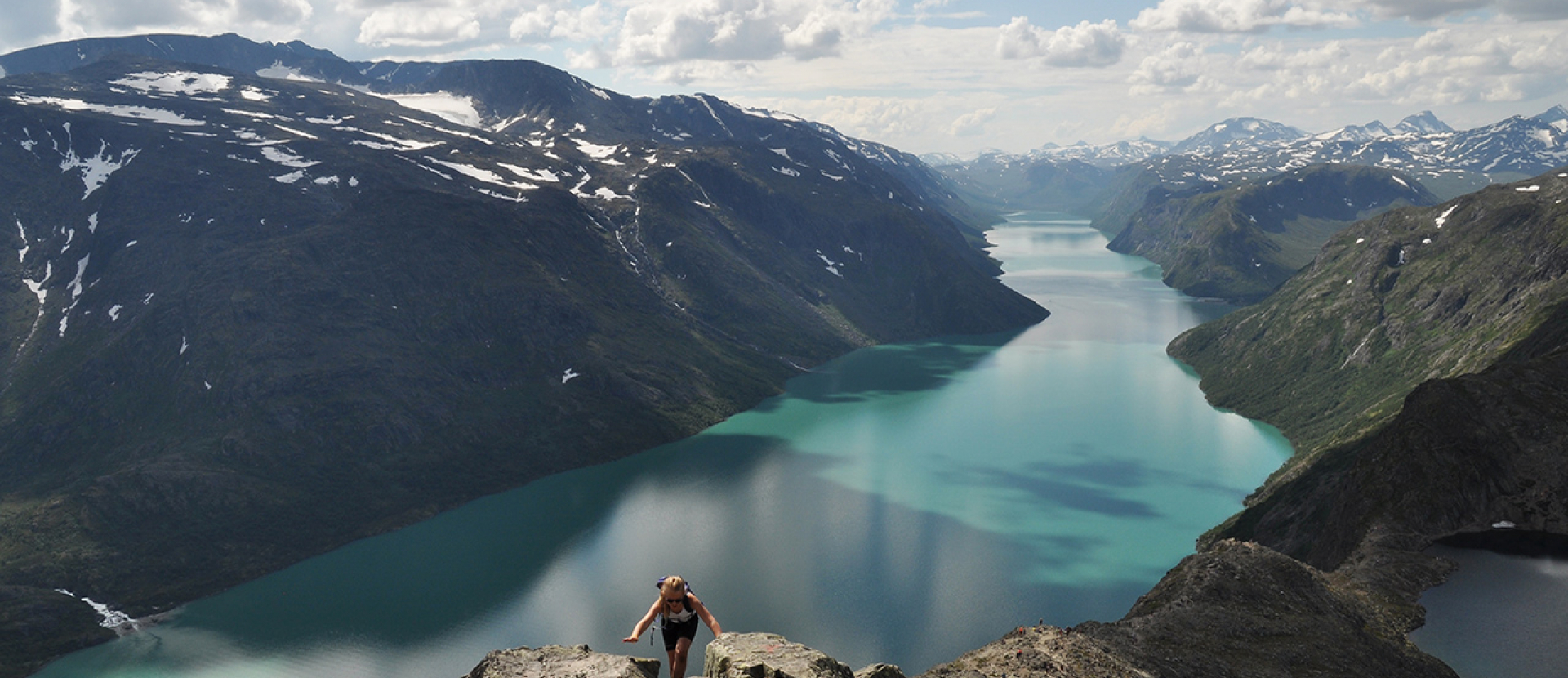 Noorwegen, vrouw loopt in de bergen naast het water