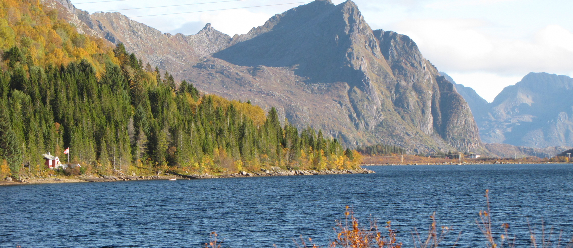 Noorwegen, foto van de bergen aan het water
