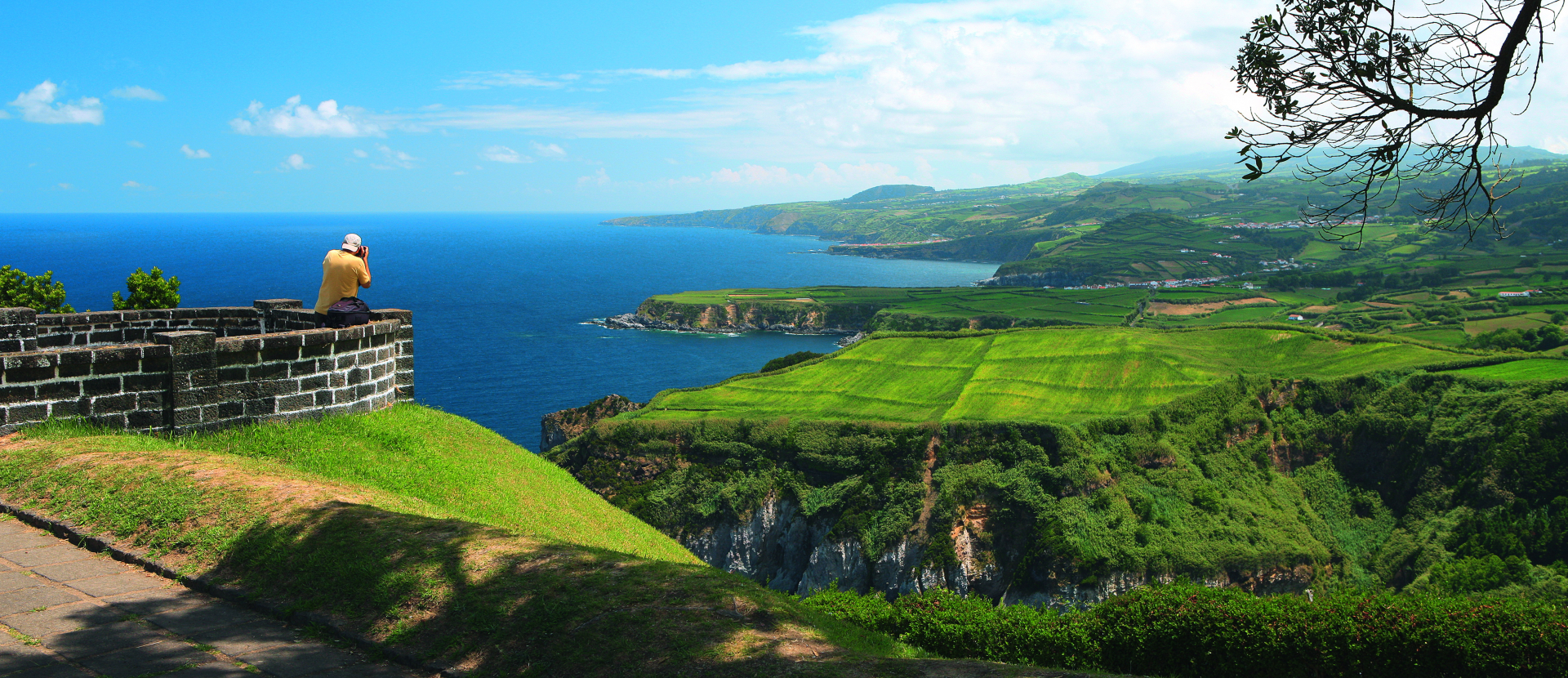 Sao Miguel, man maakt foto van het uitzicht