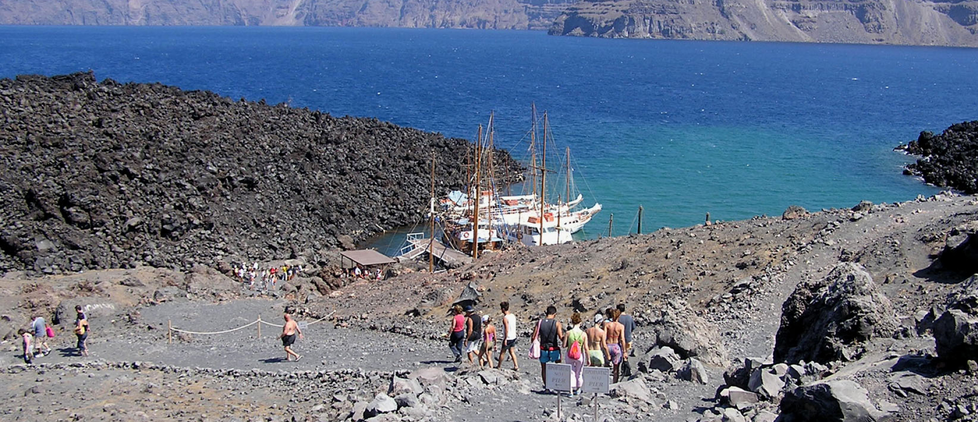 Santorini, mensen in de bergen aan zee