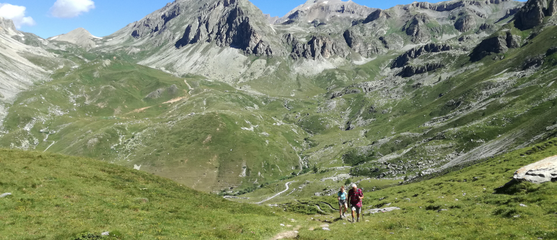 Val Maira, mensen wandelen in de bergen