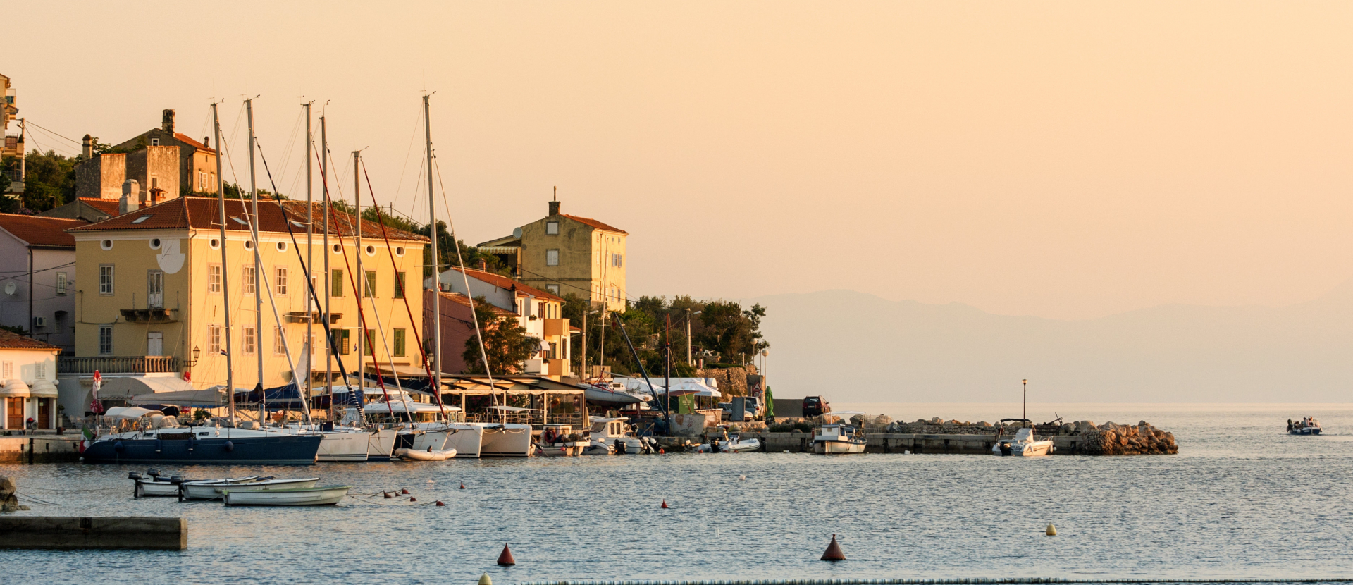 Kroatië, huizen aan de zee langs de Dalmatische kust
