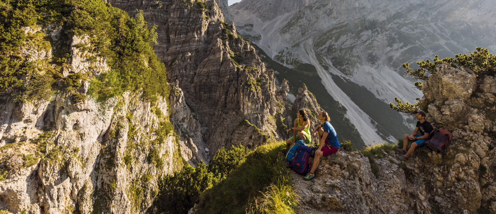 Mensen op boven op berg in Wilder Kaiser